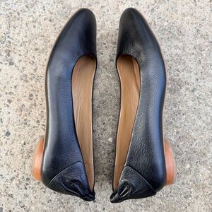 Bernardo Eloise Black Leather Flats Bow Accent 8.5M